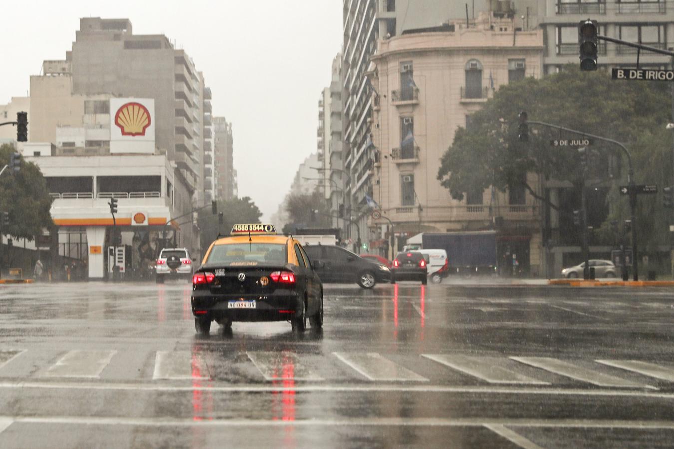 Los coches circulan sin que funcionen los semáforos en la Avenida 9 de Julio en la Ciudad de Buenos Aires. 