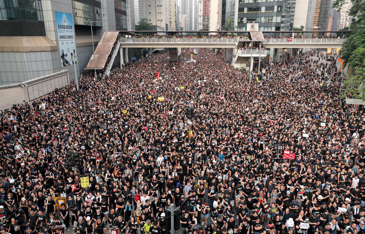 Gigantesca manifestación. Una marea inmensa de manifestantes inundan cada hueco de una de las vías principales de Hong Kong en protesta para exigir la retidara total de la ley de extradición a China (REUTERS)