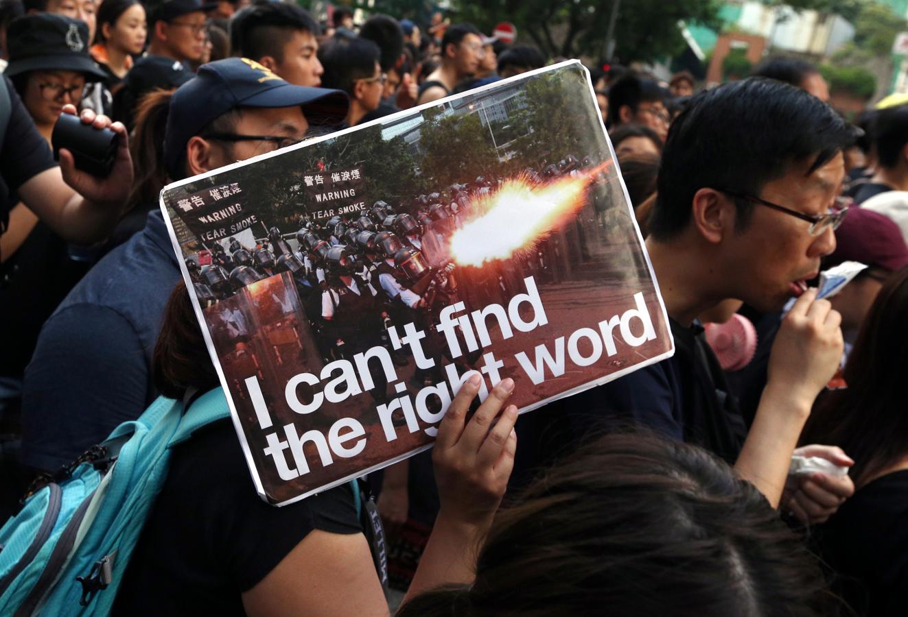 Las palabras. Los manifestantes sostienen todo tipo de pancartas. "No tengo palabras", reza la de la imagen, donde se muestra a los antidisturbios actuando contra manifestantes en un cartel (REUTERS)