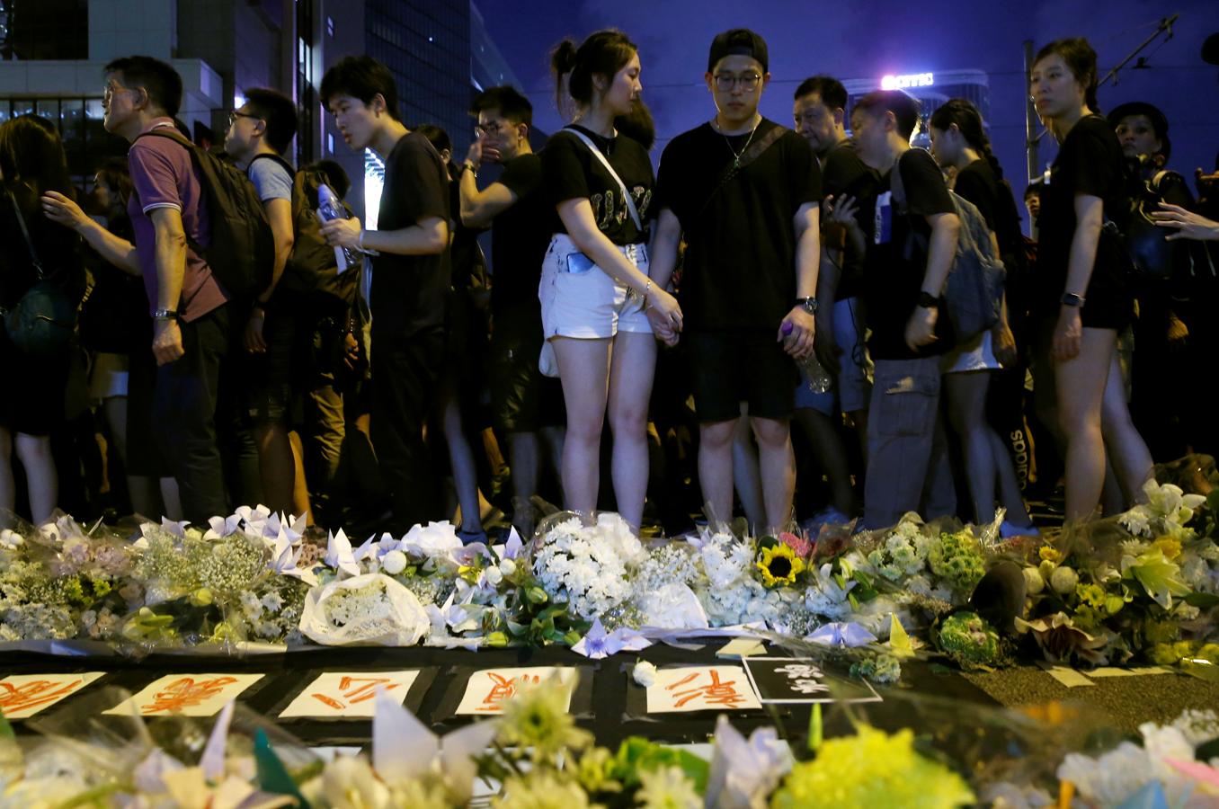 Honores a un fallecido. Los manifestantes rinden honores a un hombre que murió al caerse de un andamio en el complejo Pacific Place mientras protestaba, durante una manifestación que exigía a los líderes de Hong Kong que renuncien y retiren el proyecto de ley de extradición (REUTERS)