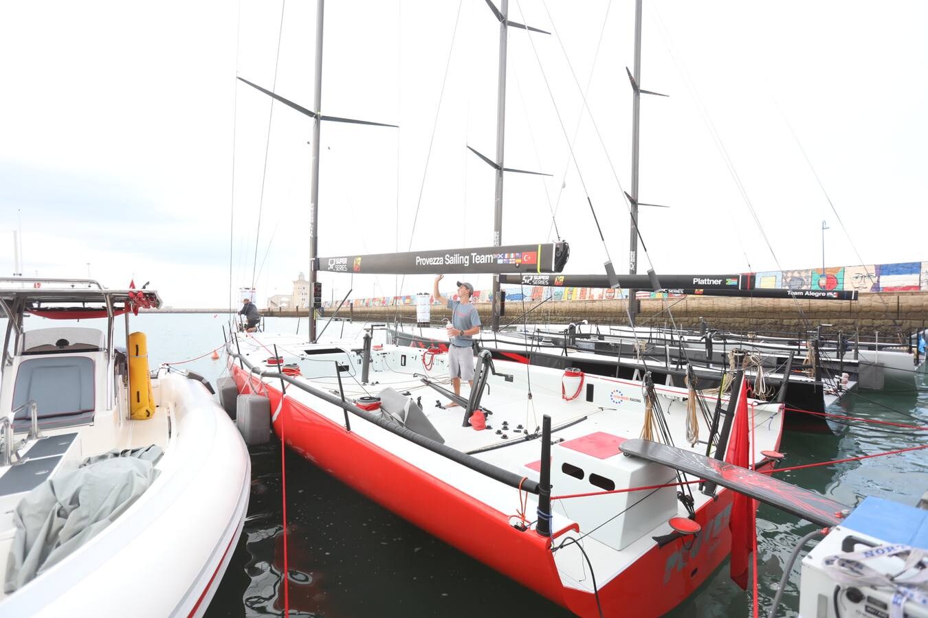 Fotos: Preparativos para la regata Puerto Sherry Royal Cup en la Bahía de Cádiz