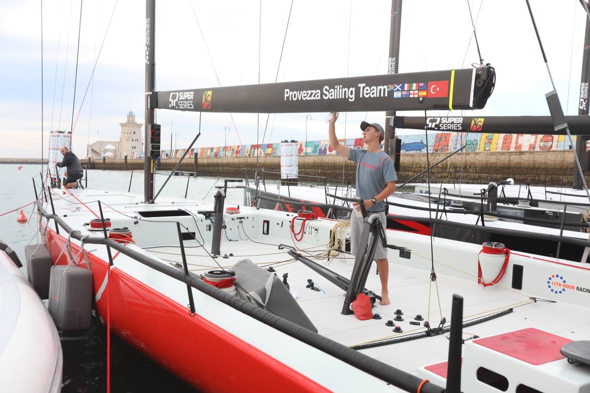 Fotos: Preparativos para la regata Puerto Sherry Royal Cup en la Bahía de Cádiz