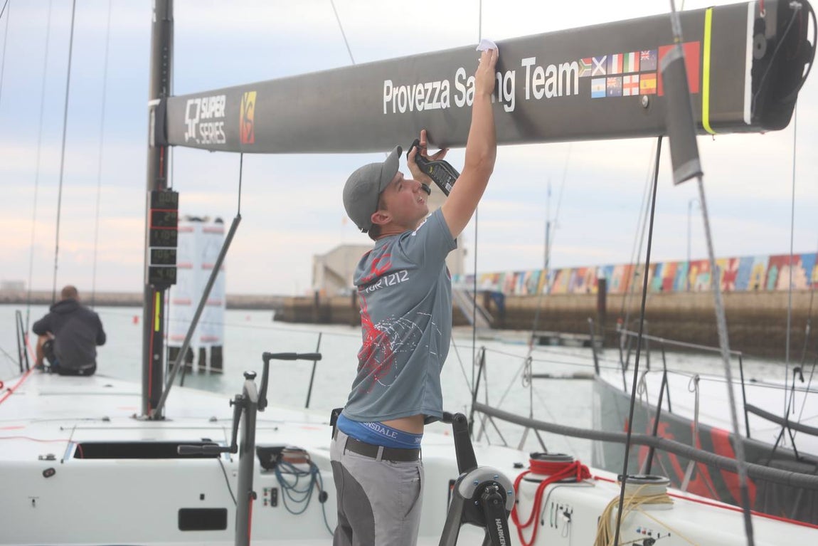 Fotos: Preparativos para la regata Puerto Sherry Royal Cup en la Bahía de Cádiz