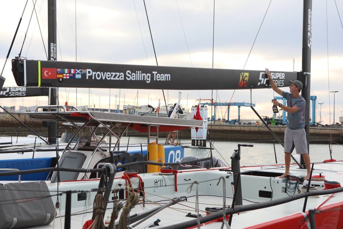 Fotos: Preparativos para la regata Puerto Sherry Royal Cup en la Bahía de Cádiz