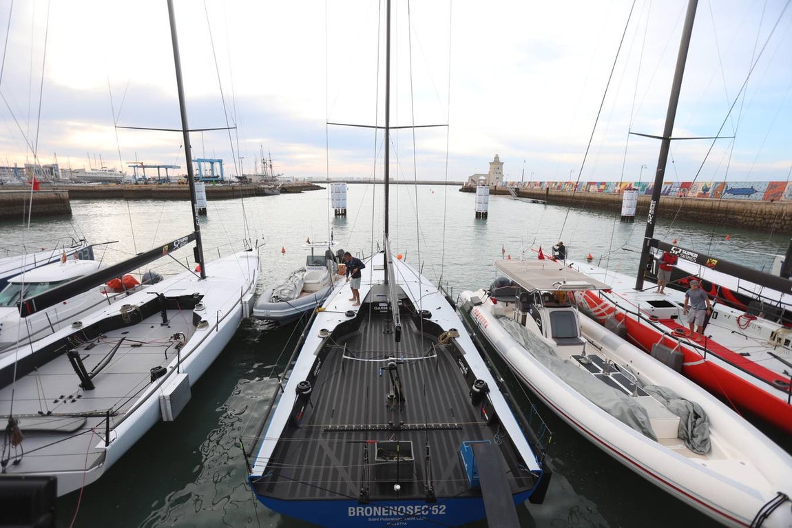 Fotos: Preparativos para la regata Puerto Sherry Royal Cup en la Bahía de Cádiz