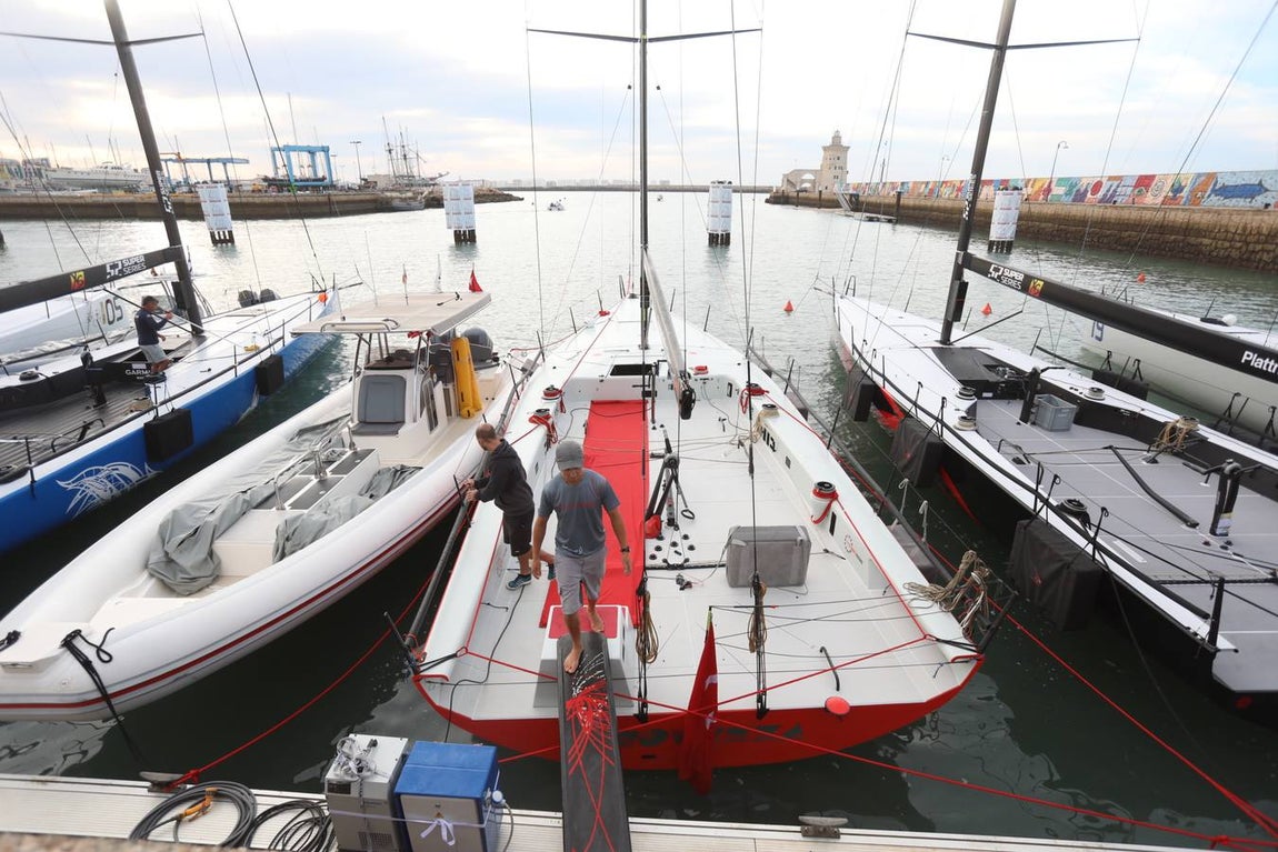 Fotos: Preparativos para la regata Puerto Sherry Royal Cup en la Bahía de Cádiz