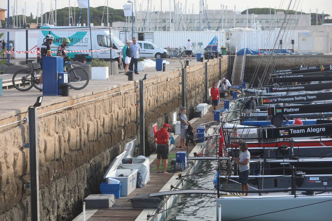 Fotos: Preparativos para la regata Puerto Sherry Royal Cup en la Bahía de Cádiz