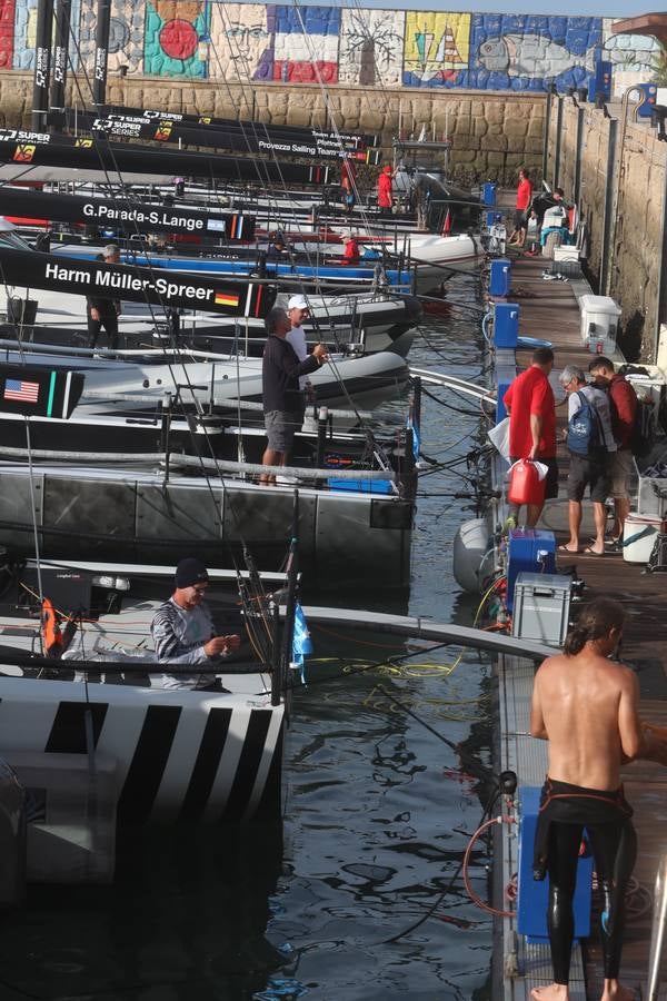 Fotos: Preparativos para la regata Puerto Sherry Royal Cup en la Bahía de Cádiz