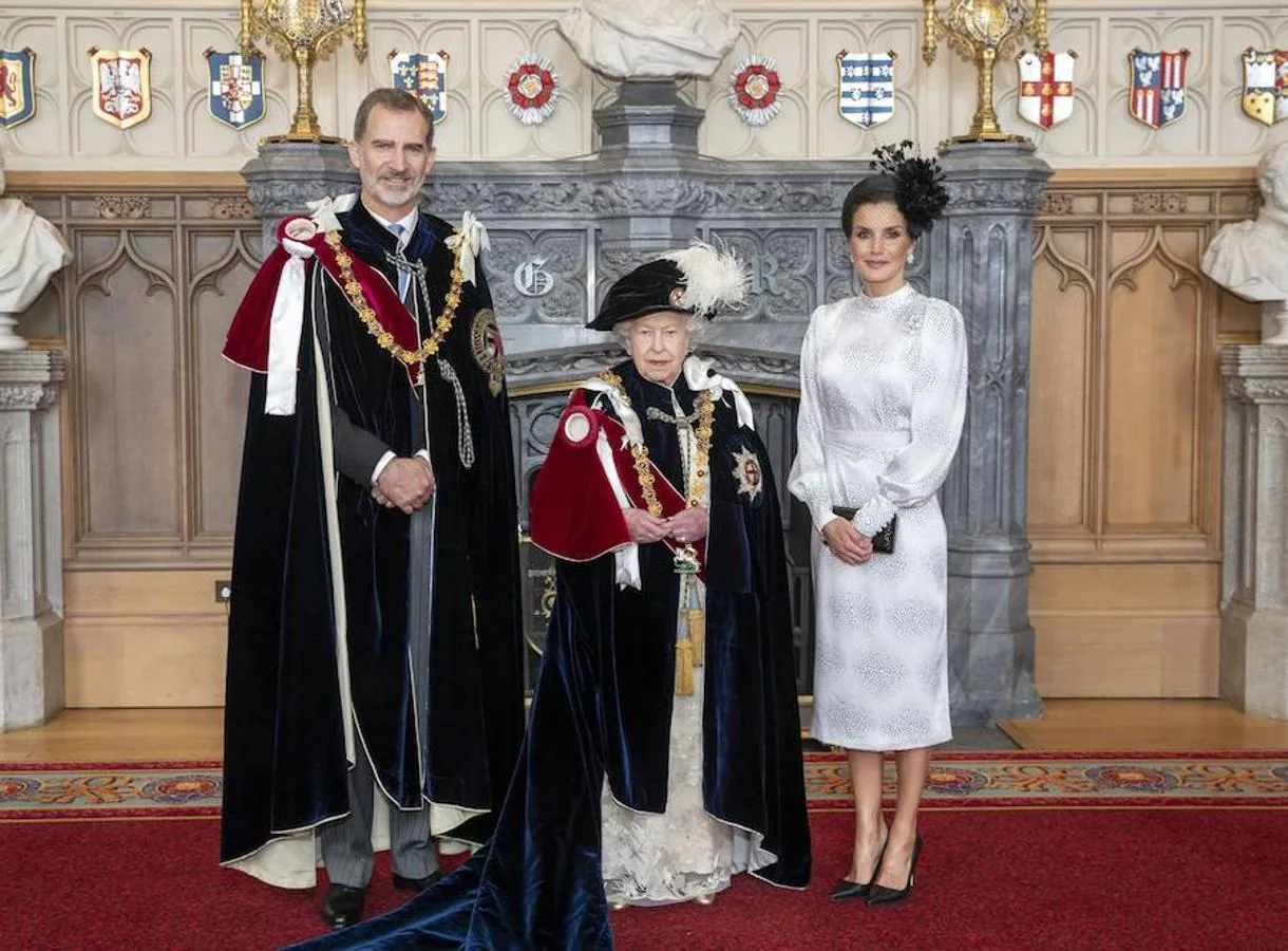 Don Felipe posa junto a la Reina Isabel II y la Reina Letizia tras ser investido caballero de la Orden de la Jarretera, la máxima distinción del Reino Unido. 