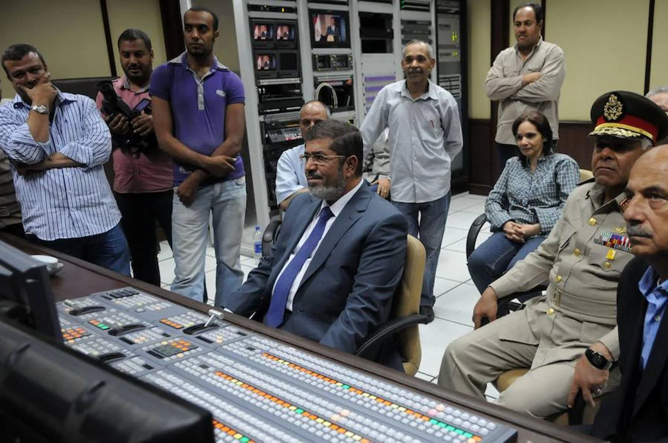 Mohamed Mursi (C), se sienta en el estudio de la televisión estatal en El Cairo el 24 de junio de 2012. 