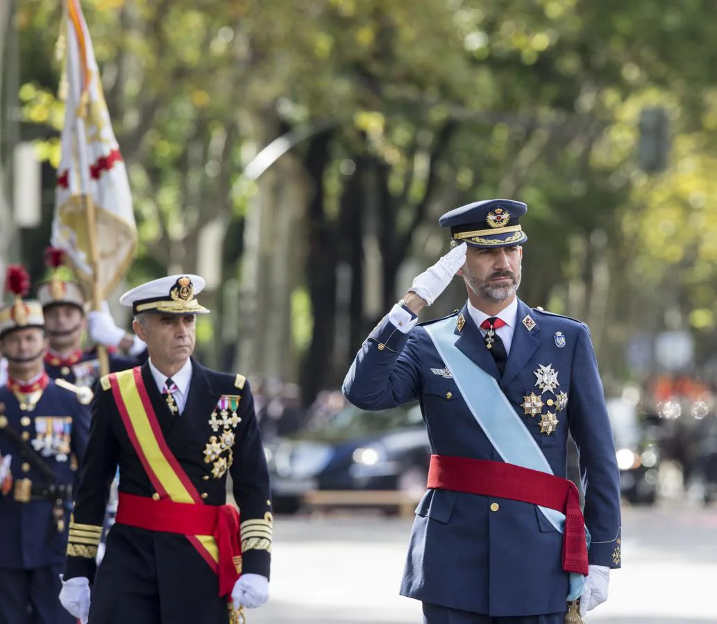 Don Felipe, durante la celebración del Día de la Fiesta Nacional. Primer año que presidió el desfile militar como Rey. 