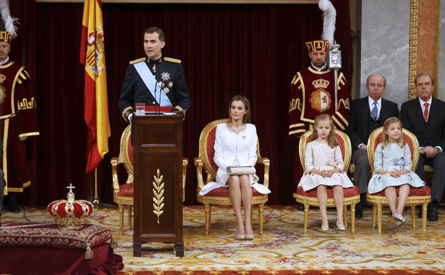 Don Felipe, durante su discurso de casi 3.000 palabras, ante una sesión conjunta del Congreso y el Senado reunida en el Palacio de las Cortes para proclamarle Rey. A su lado, Doña Letizia, la Princesa de Asturias y la Infanta Sofía. 