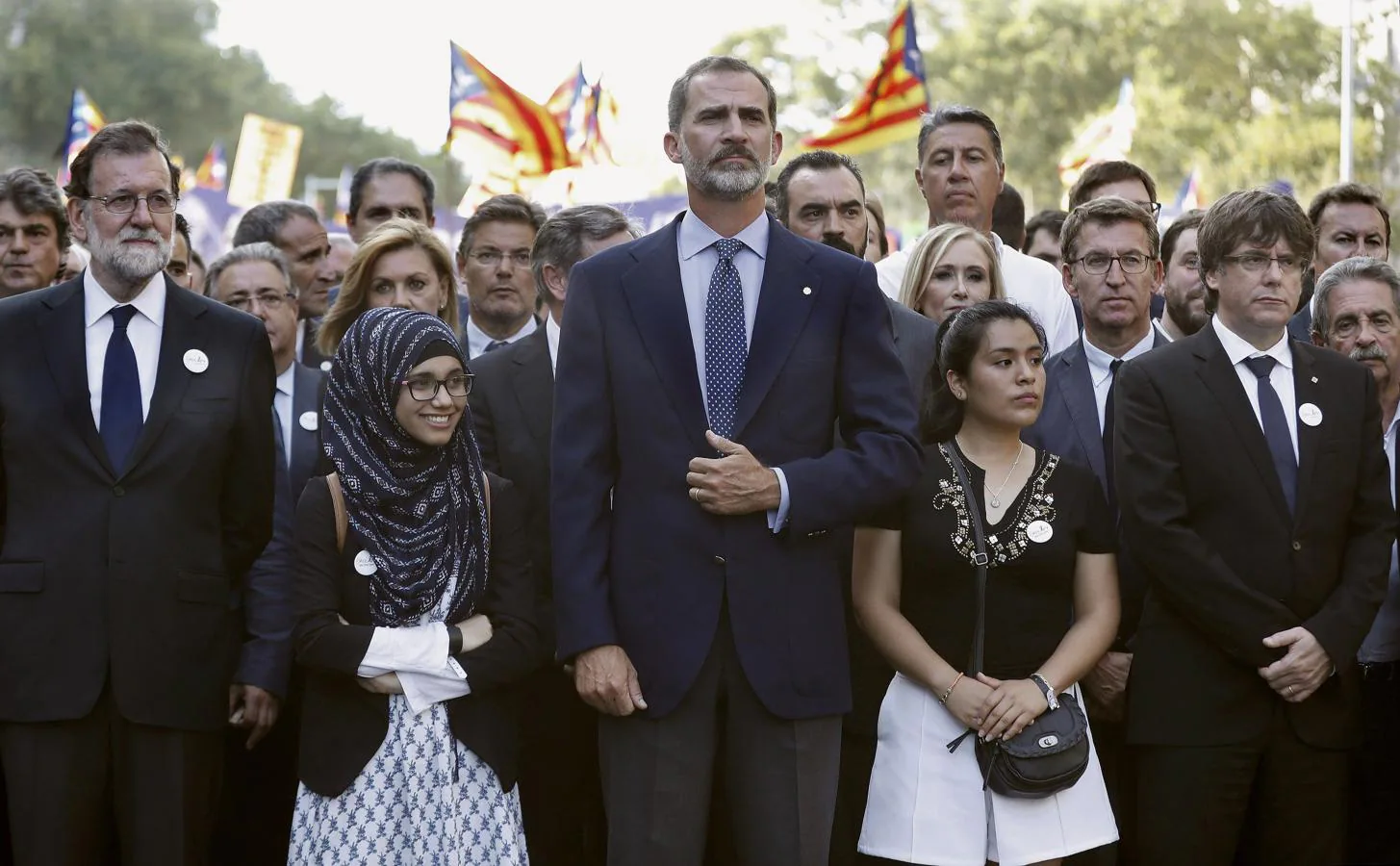 El Rey, junto al entonces presidente del Gobierno, Mariano Rajoy, en la cabecera de la manifestación contra los atentados yihadistas en Cataluña que bajo el eslogan «No tinc por» (No tengo miedo) recorrió las calles de Barcelona en agosto de 2017. 