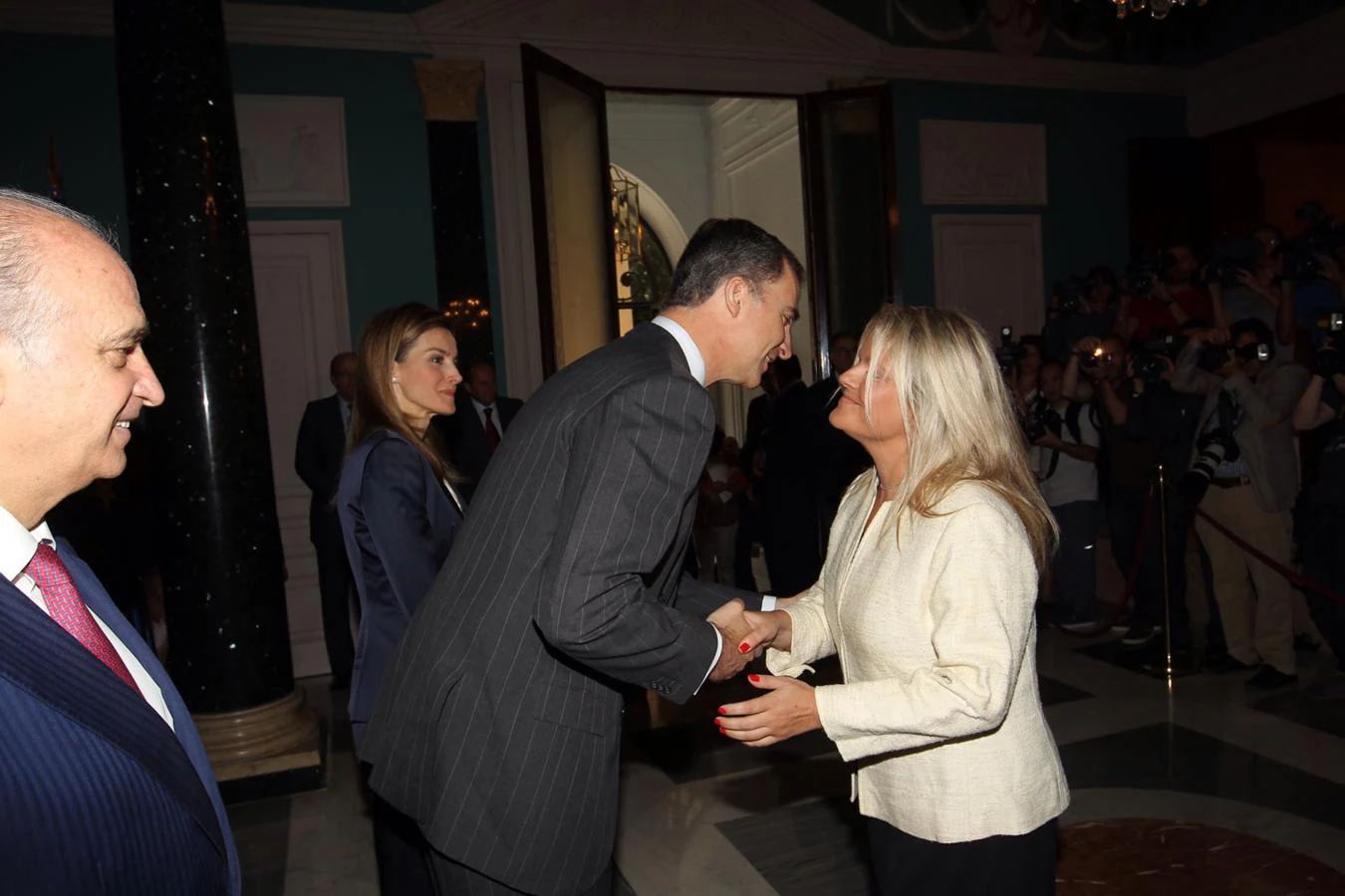 Don Felipe saluda a Mari Mar Blanco, presidenta de la Fundación Víctimas delTerrorismo, en su primer acto oficial como Rey. 