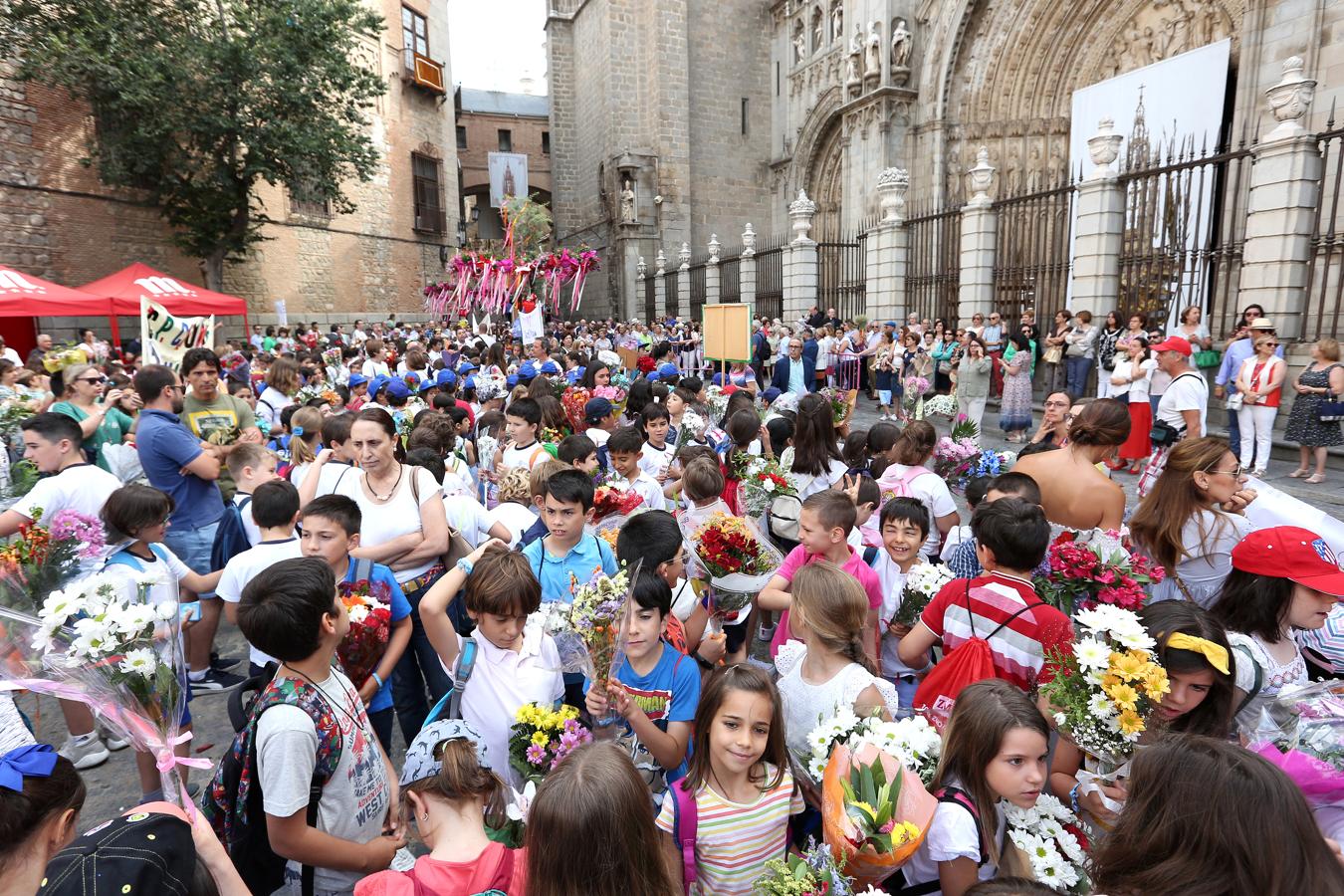 Ofrenda floral en la catedral de Toledo