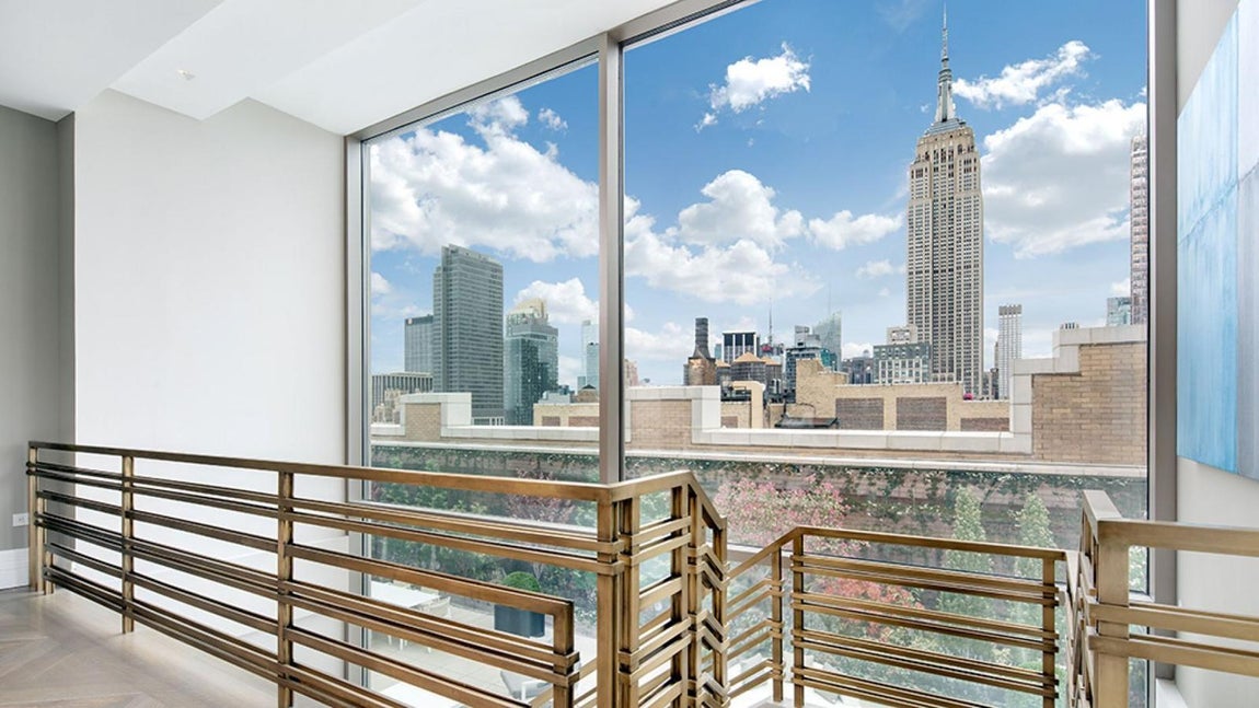 Buenas reformas. El ático principal, un "triplex", está comunicado con las demás plantas a través de un ascensor fruto de la reforma de 2015. El edificio, aunque histórico, es uno de los mejor rehabilitados en la zona de viviendas de lujo