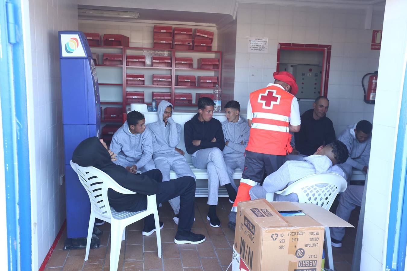 FOTOS: Una patera con inmigrantes a bordo llega a Cortadura