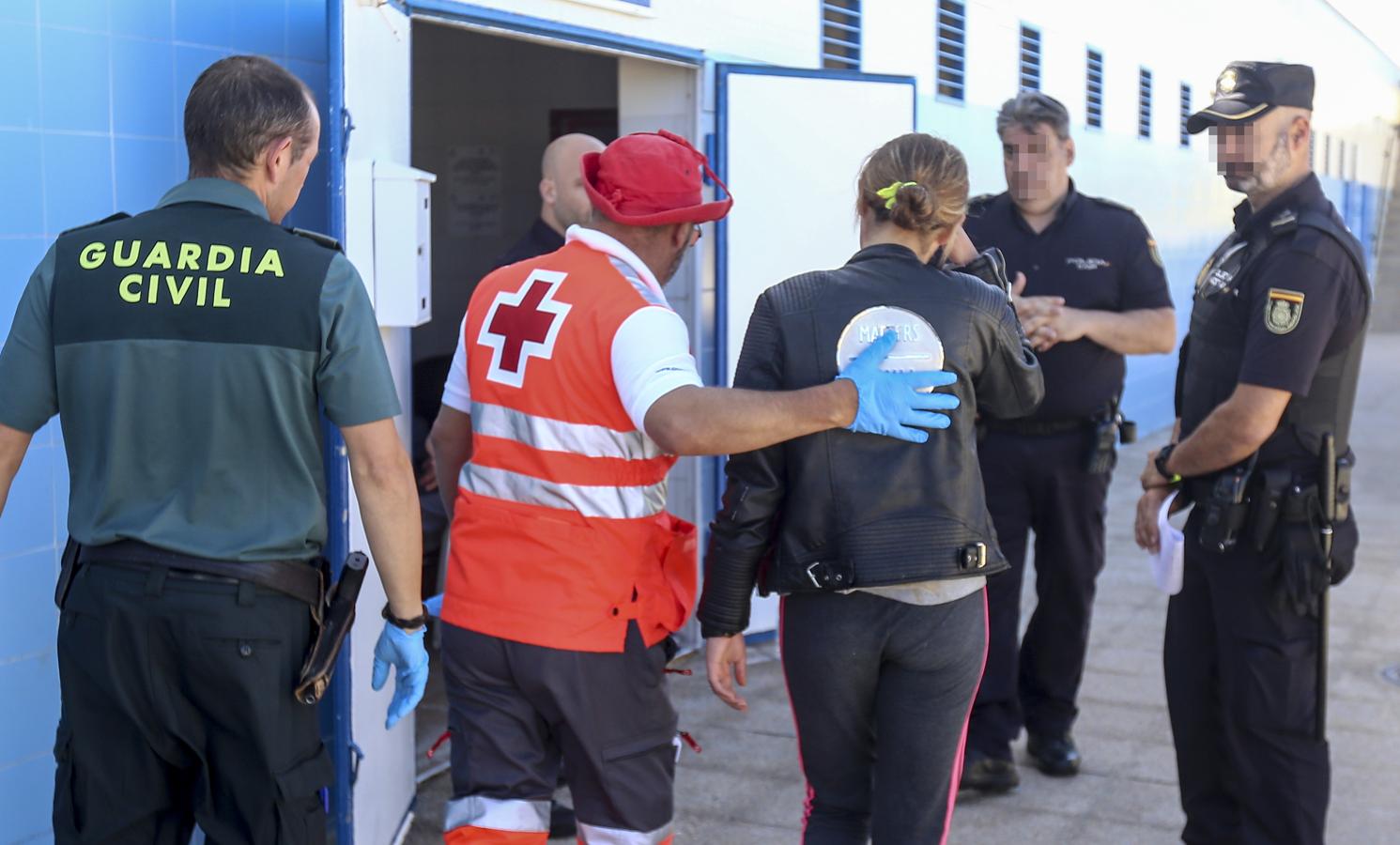 En imágenes: Llega una patera a la playa gaditana de Cortadura