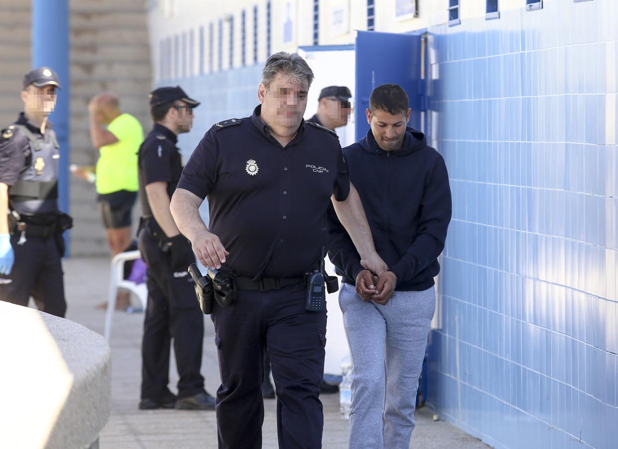 En imágenes: Llega una patera a la playa gaditana de Cortadura