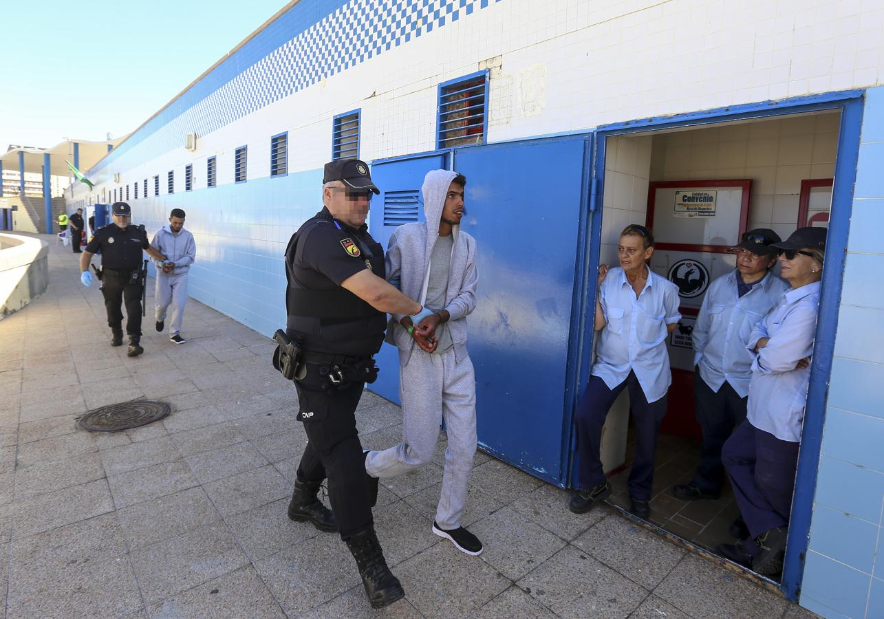 En imágenes: Llega una patera a la playa gaditana de Cortadura