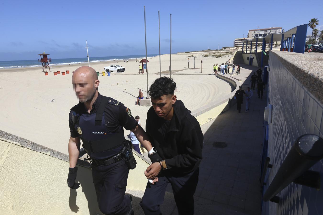 En imágenes: Llega una patera a la playa gaditana de Cortadura