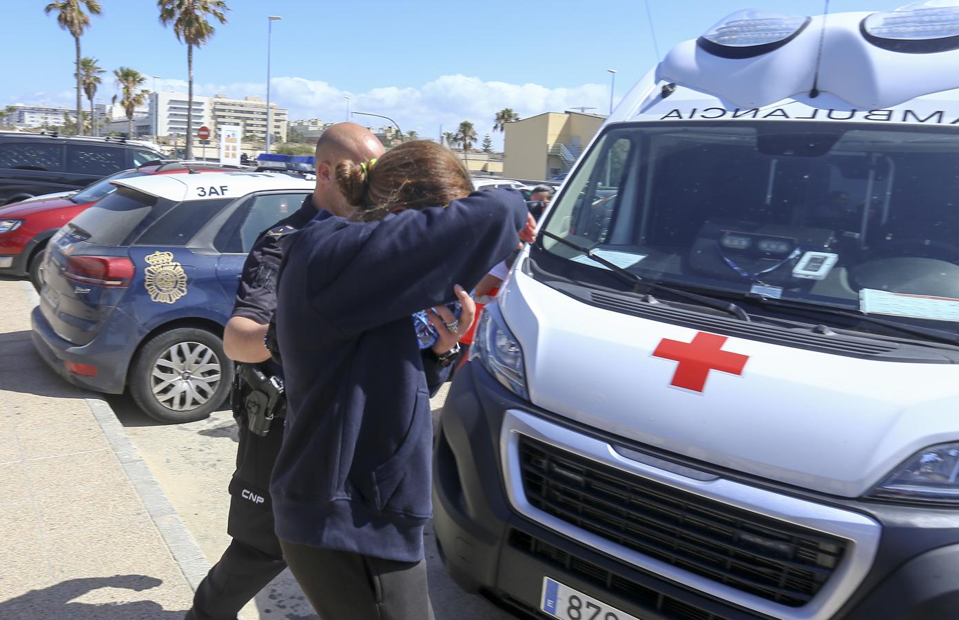 En imágenes: Llega una patera a la playa gaditana de Cortadura