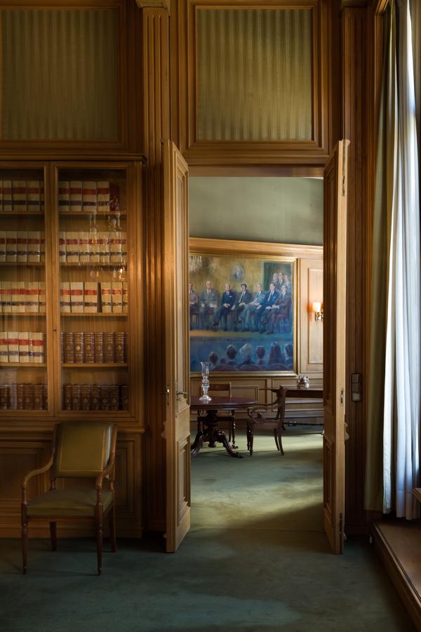 Cuadros. Salieron a subasta también los cuadros históricos del edificio, muchos de ellos describen el ambiente cultural madrileño del siglo pasado. En el más representativo de todos es "Alforjas para la poesía", en el que se refleja una tertulia en la que participan -entrre otros- Torcuato Luca de Tena, Pemán, y el escritor recientemente fallecido Antonio Alcántara