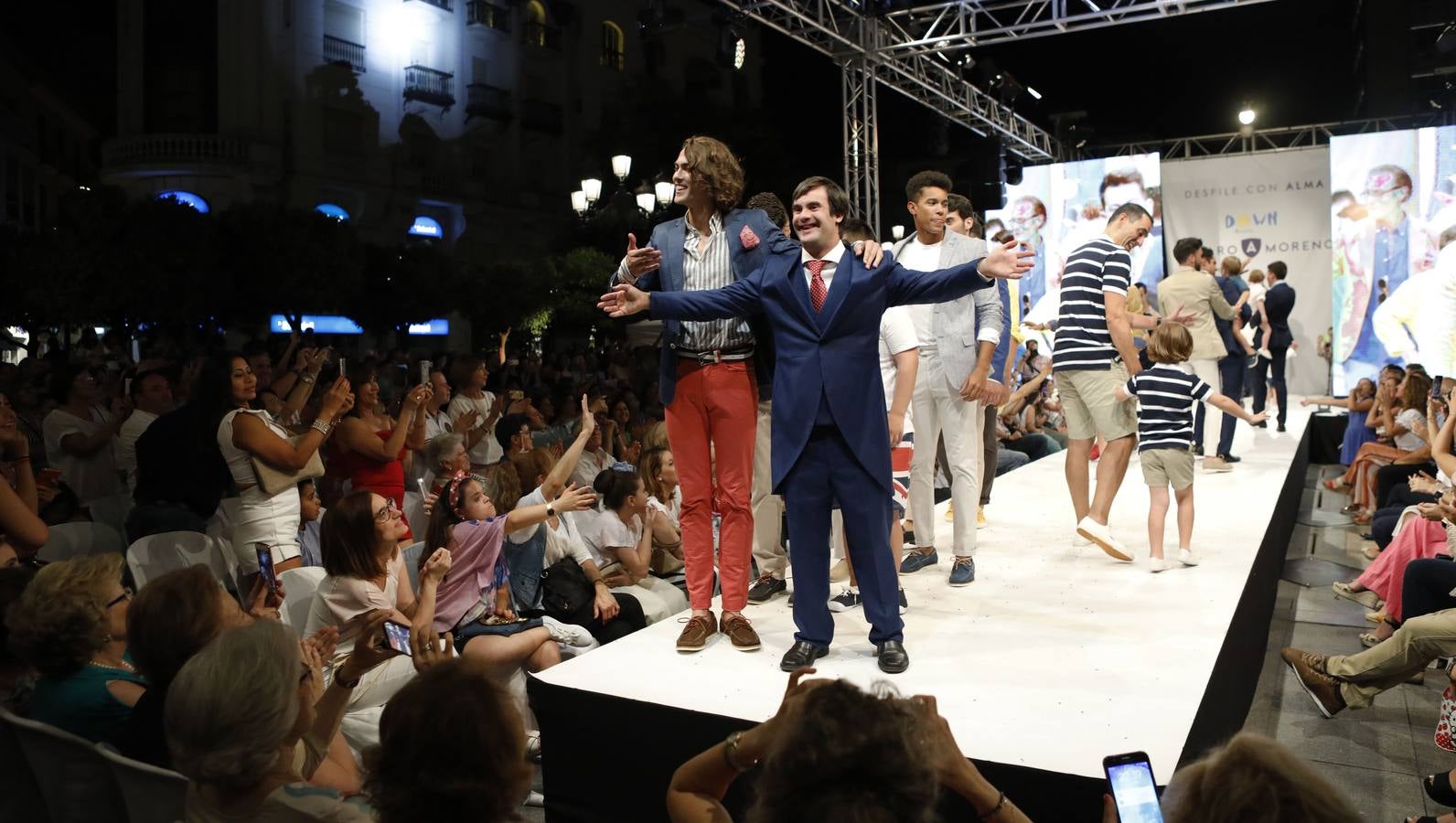 El desfile de Álvaro Moreno con chicos Down de la «Shopping Night» de Córdoba, en imágenes