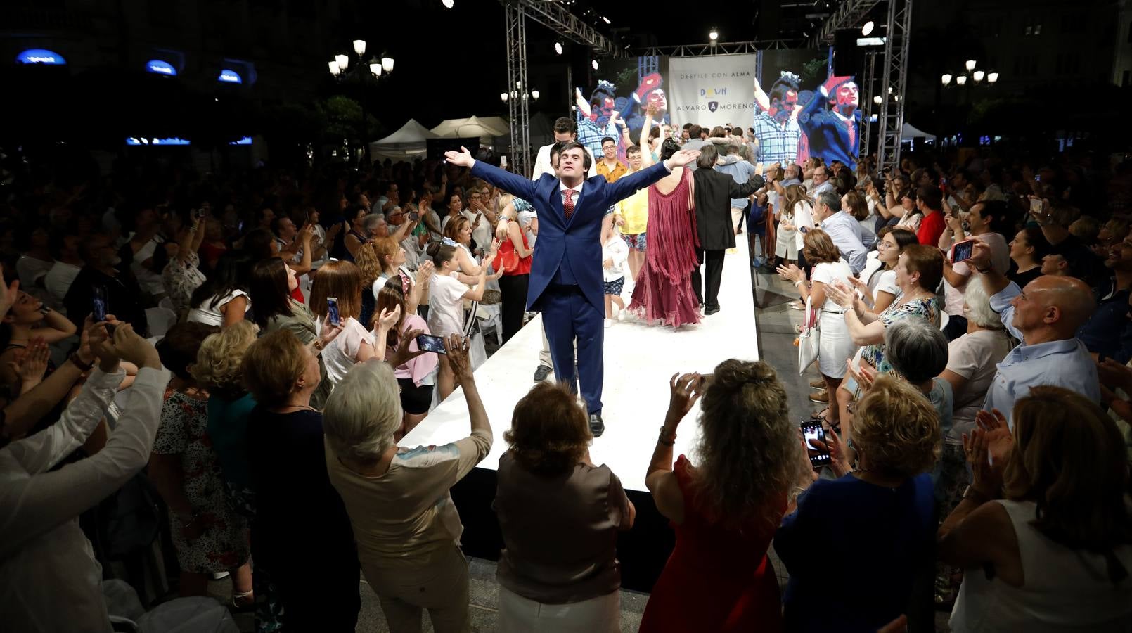 El desfile de Álvaro Moreno con chicos Down de la «Shopping Night» de Córdoba, en imágenes