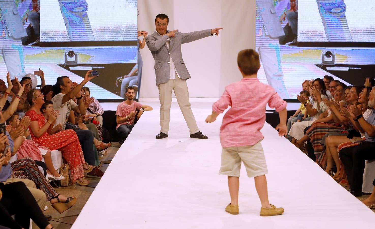 El desfile de Álvaro Moreno con chicos Down de la «Shopping Night» de Córdoba, en imágenes