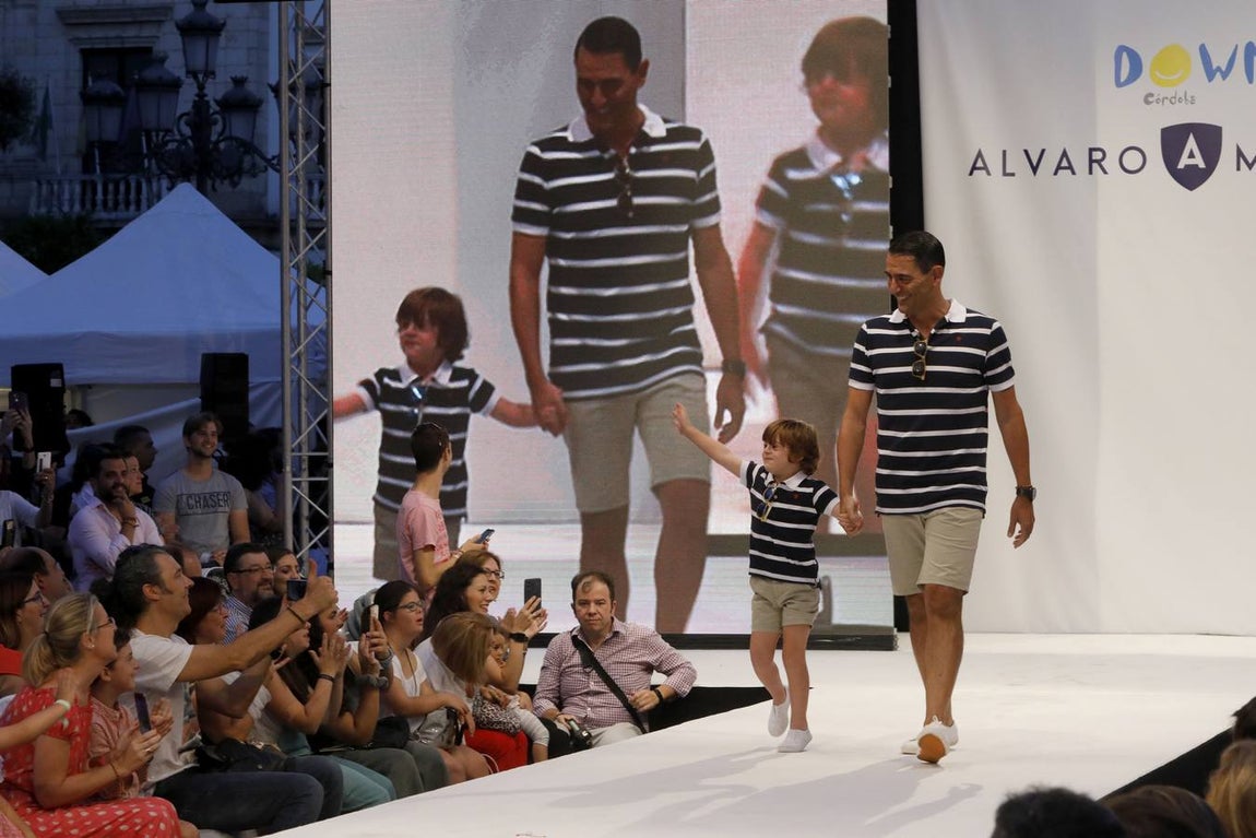 El desfile de Álvaro Moreno con chicos Down de la «Shopping Night» de Córdoba, en imágenes