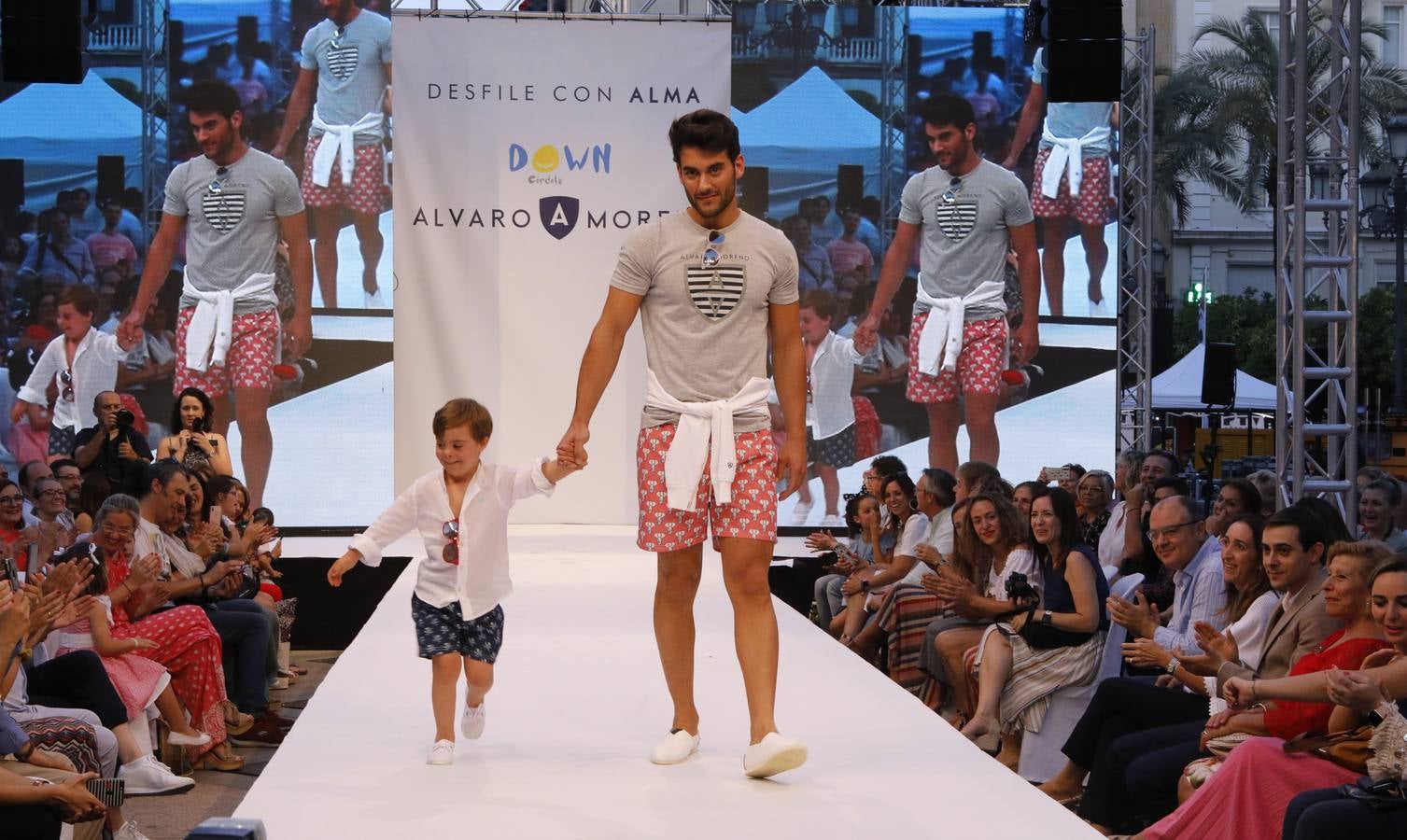 El desfile de Álvaro Moreno con chicos Down de la «Shopping Night» de Córdoba, en imágenes