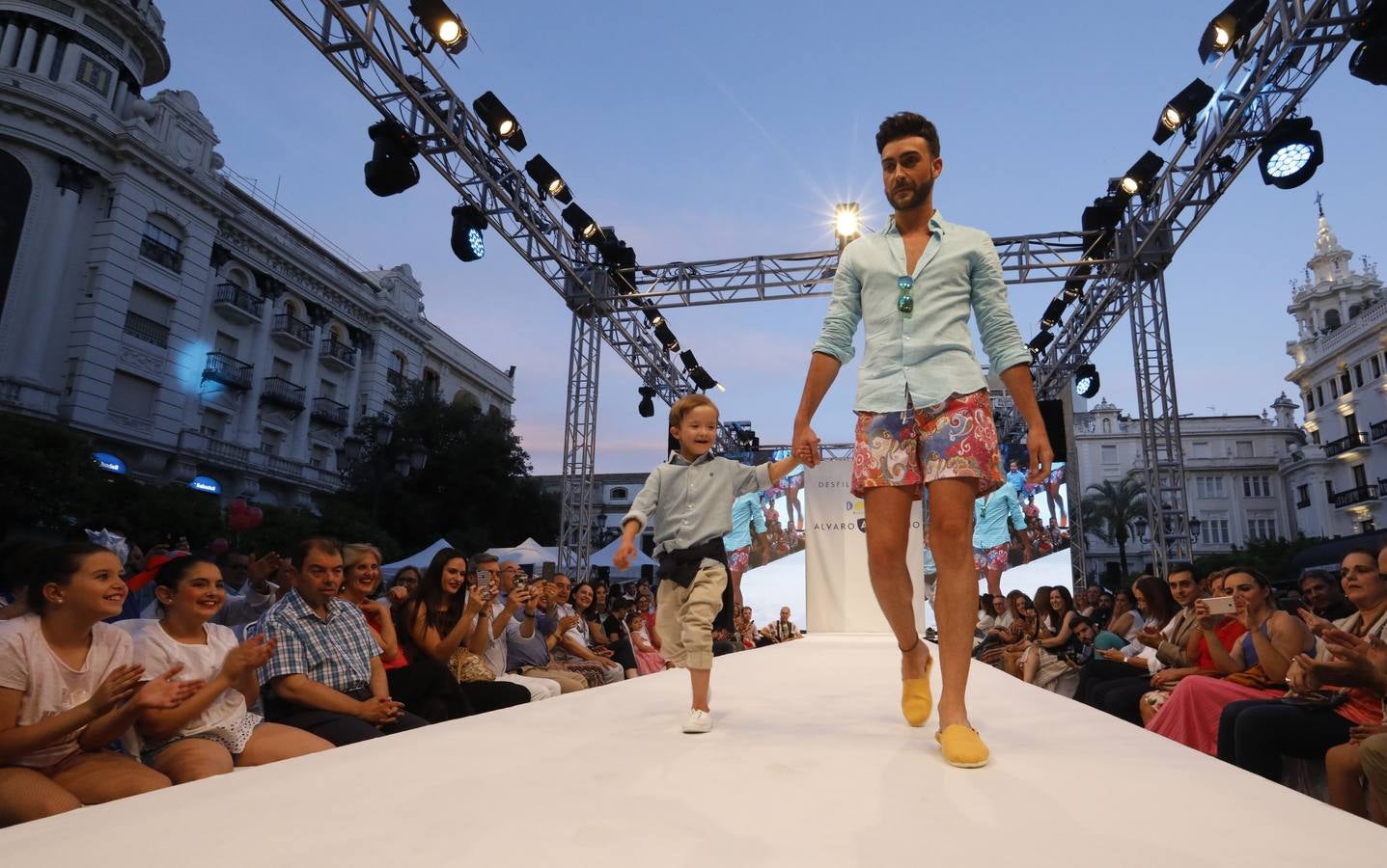 El desfile de Álvaro Moreno con chicos Down de la «Shopping Night» de Córdoba, en imágenes