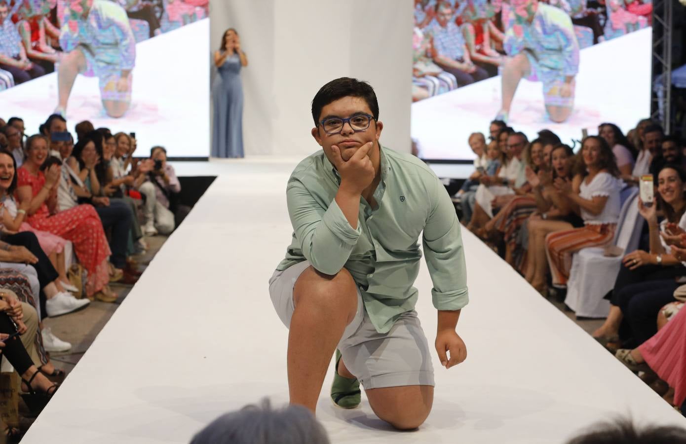 El desfile de Álvaro Moreno con chicos Down de la «Shopping Night» de Córdoba, en imágenes