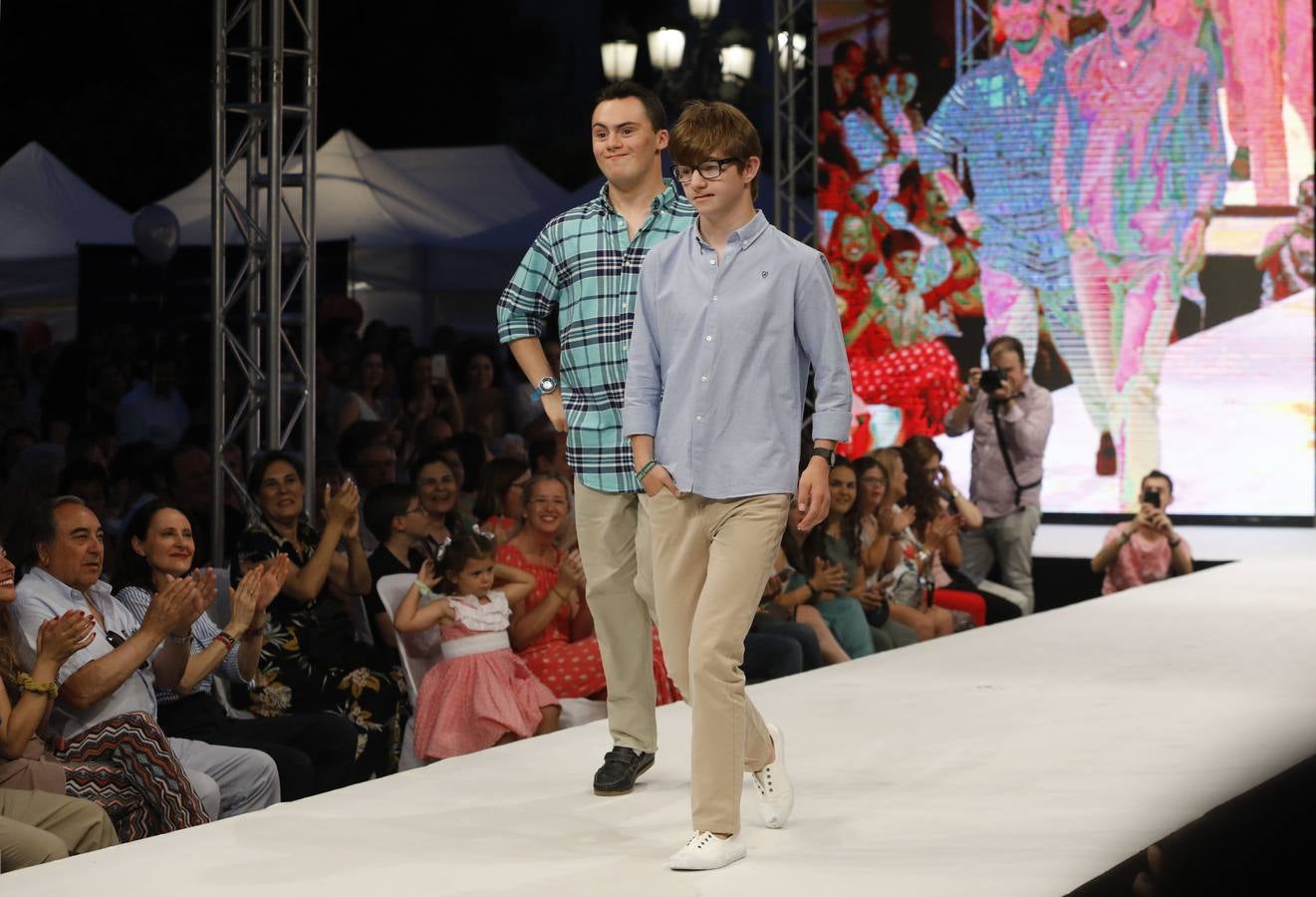 El desfile de Álvaro Moreno con chicos Down de la «Shopping Night» de Córdoba, en imágenes