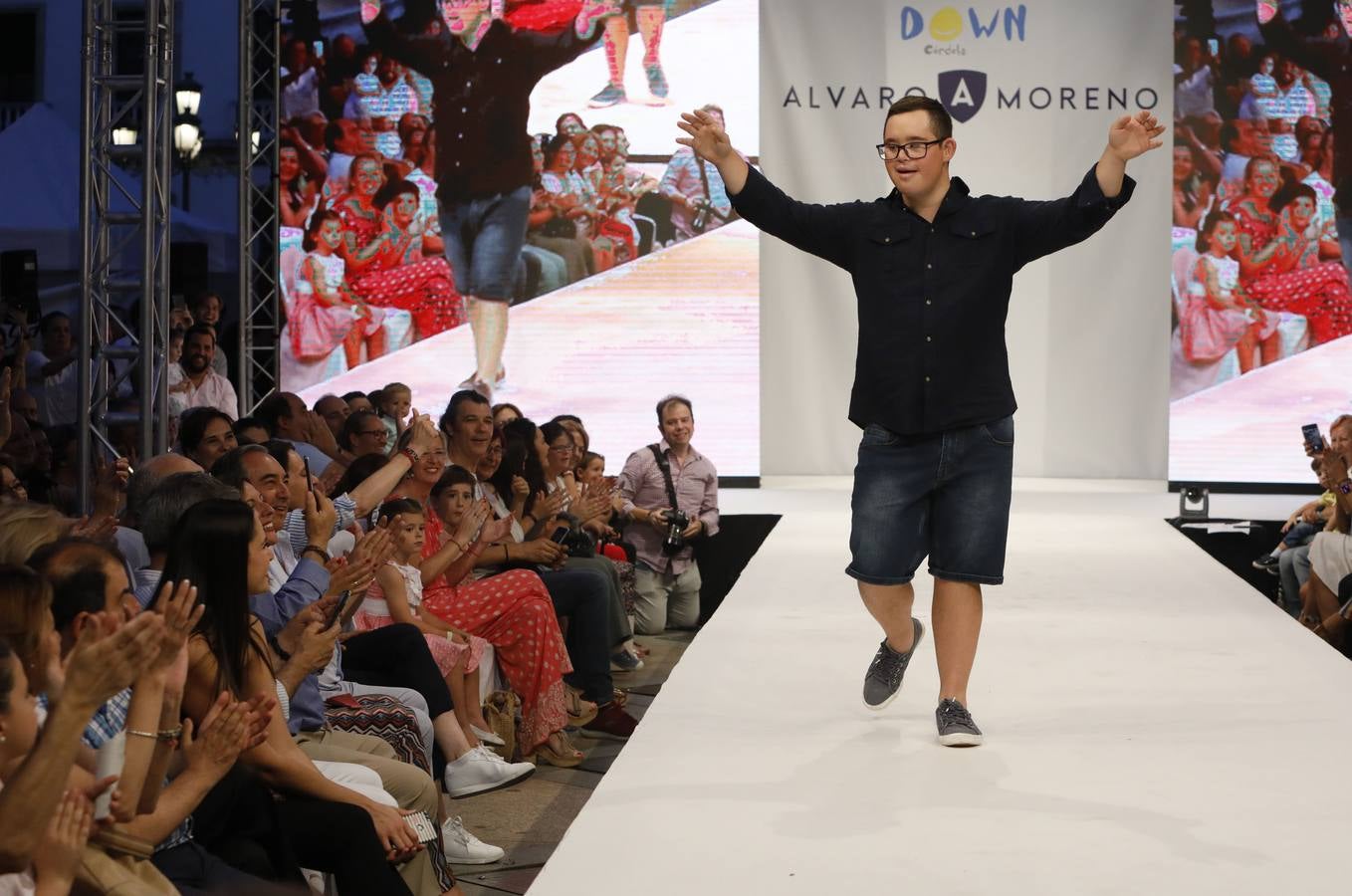 El desfile de Álvaro Moreno con chicos Down de la «Shopping Night» de Córdoba, en imágenes