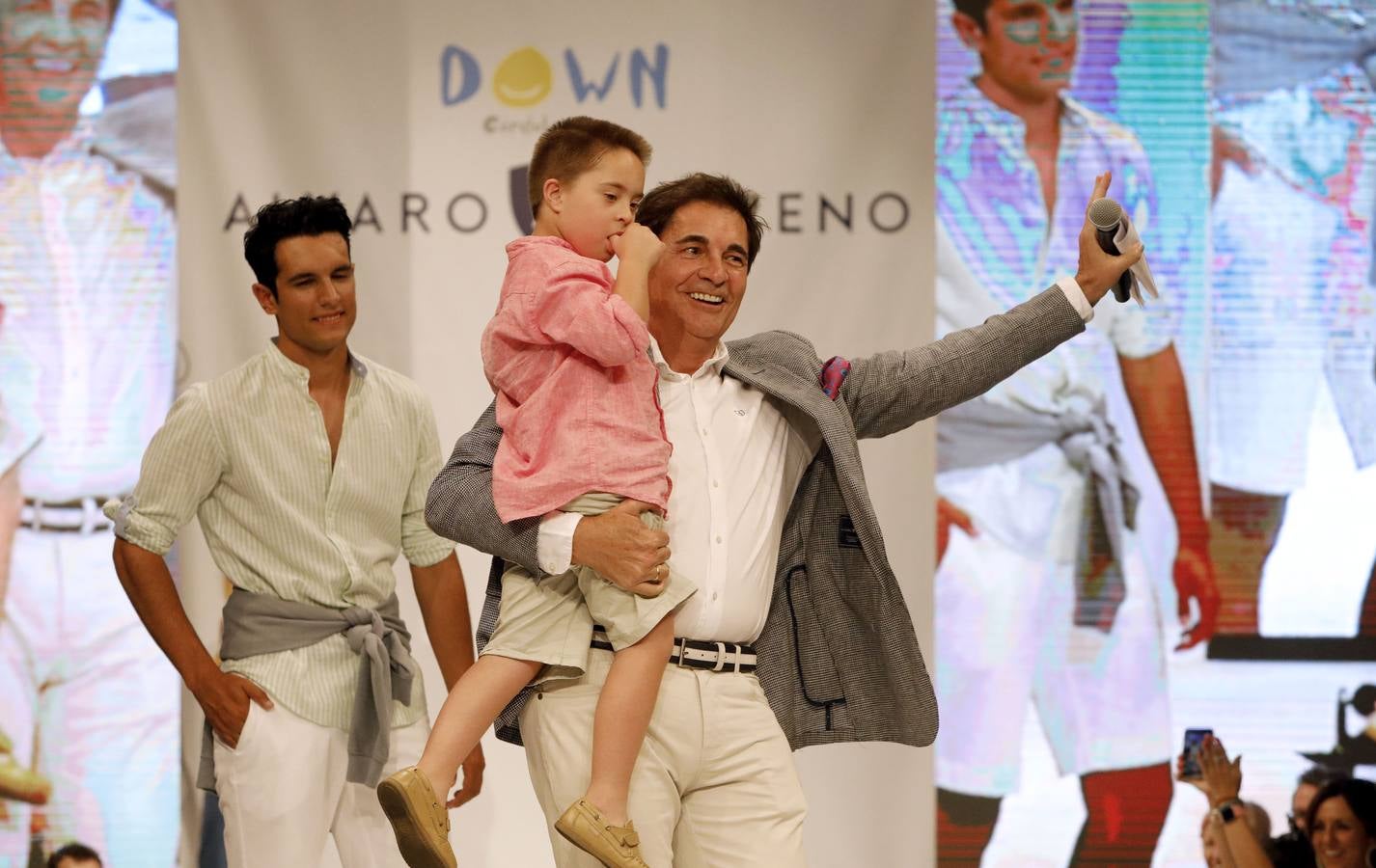 El desfile de Álvaro Moreno con chicos Down de la «Shopping Night» de Córdoba, en imágenes