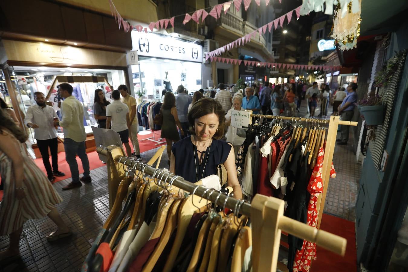 El ambiente de la «Shopping Night» de Córdoba, en imágenes