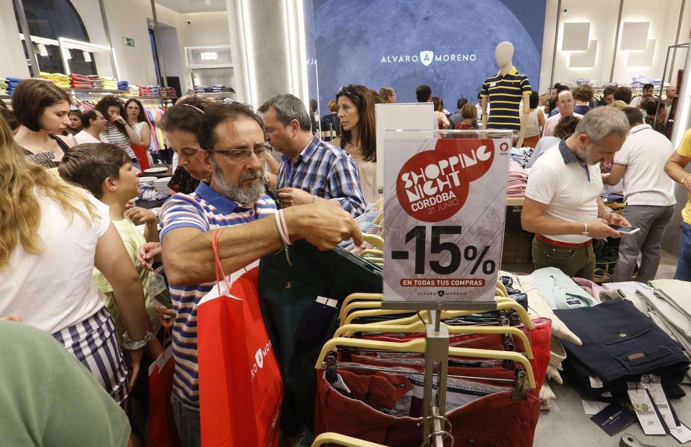 El ambiente de la «Shopping Night» de Córdoba, en imágenes