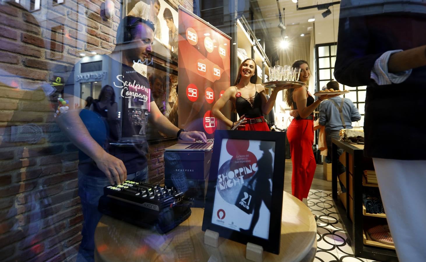 El ambiente de la «Shopping Night» de Córdoba, en imágenes