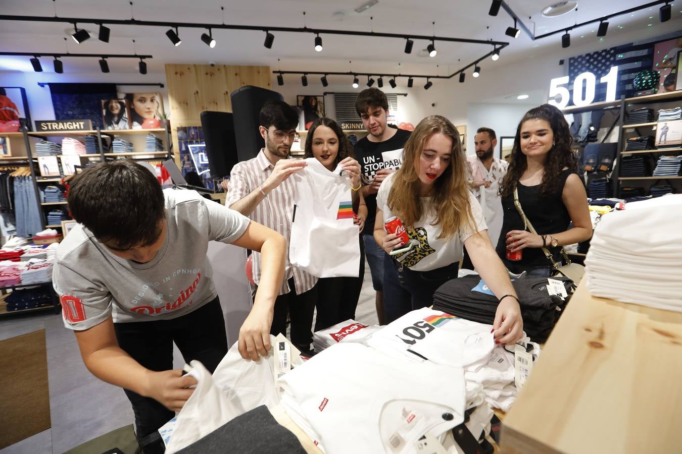 El ambiente de la «Shopping Night» de Córdoba, en imágenes