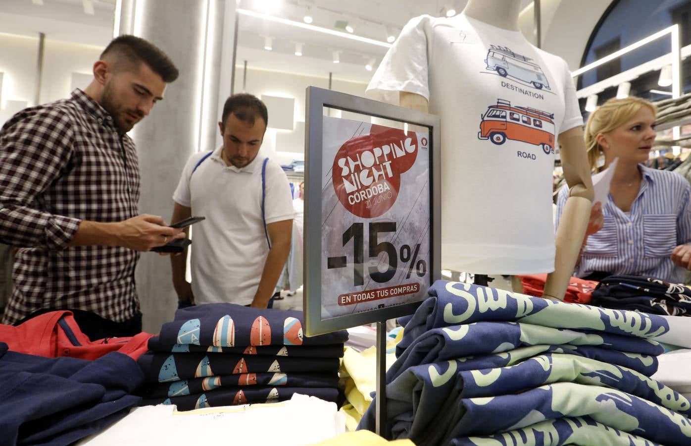 El ambiente de la «Shopping Night» de Córdoba, en imágenes