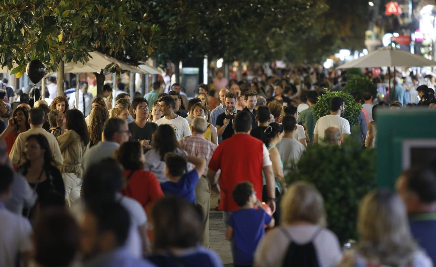 El ambiente de la «Shopping Night» de Córdoba, en imágenes