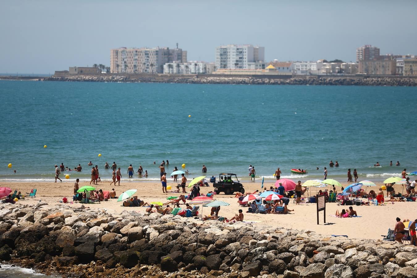 Primer fin de semana de playa veraniego en Cádiz