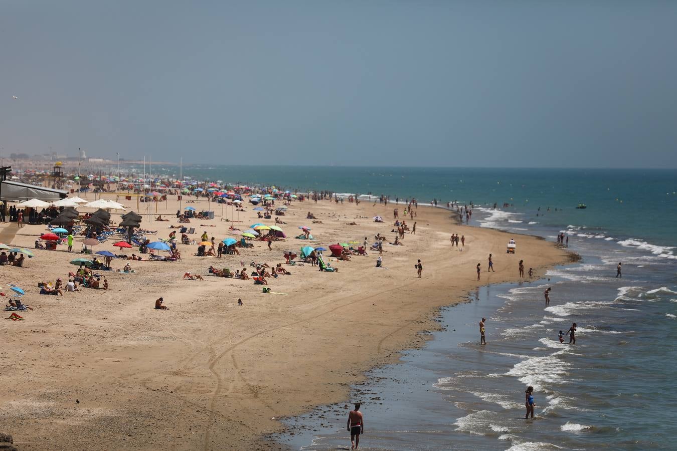 Primer fin de semana de playa veraniego en Cádiz