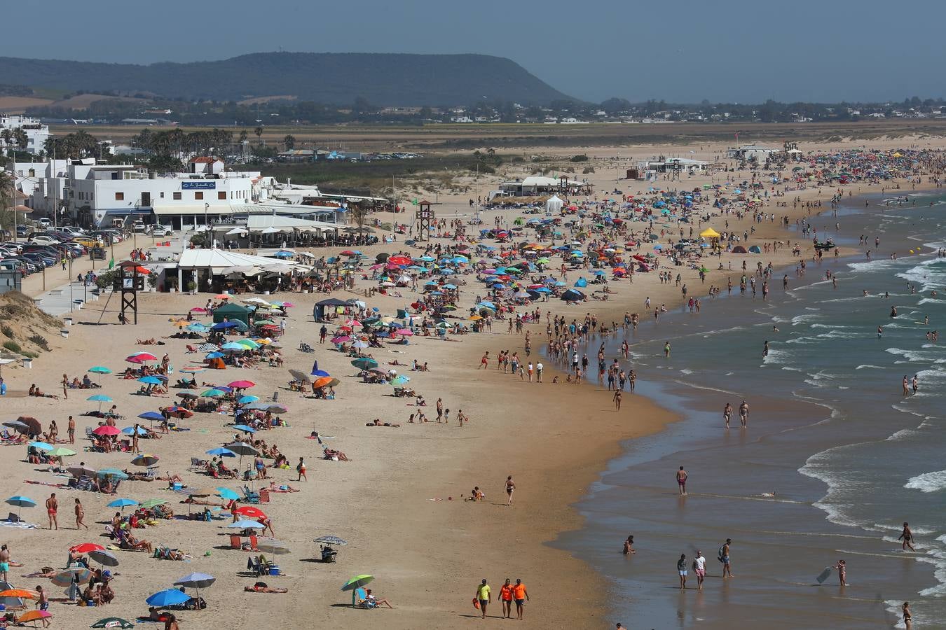 Primer fin de semana de playa veraniego en Cádiz