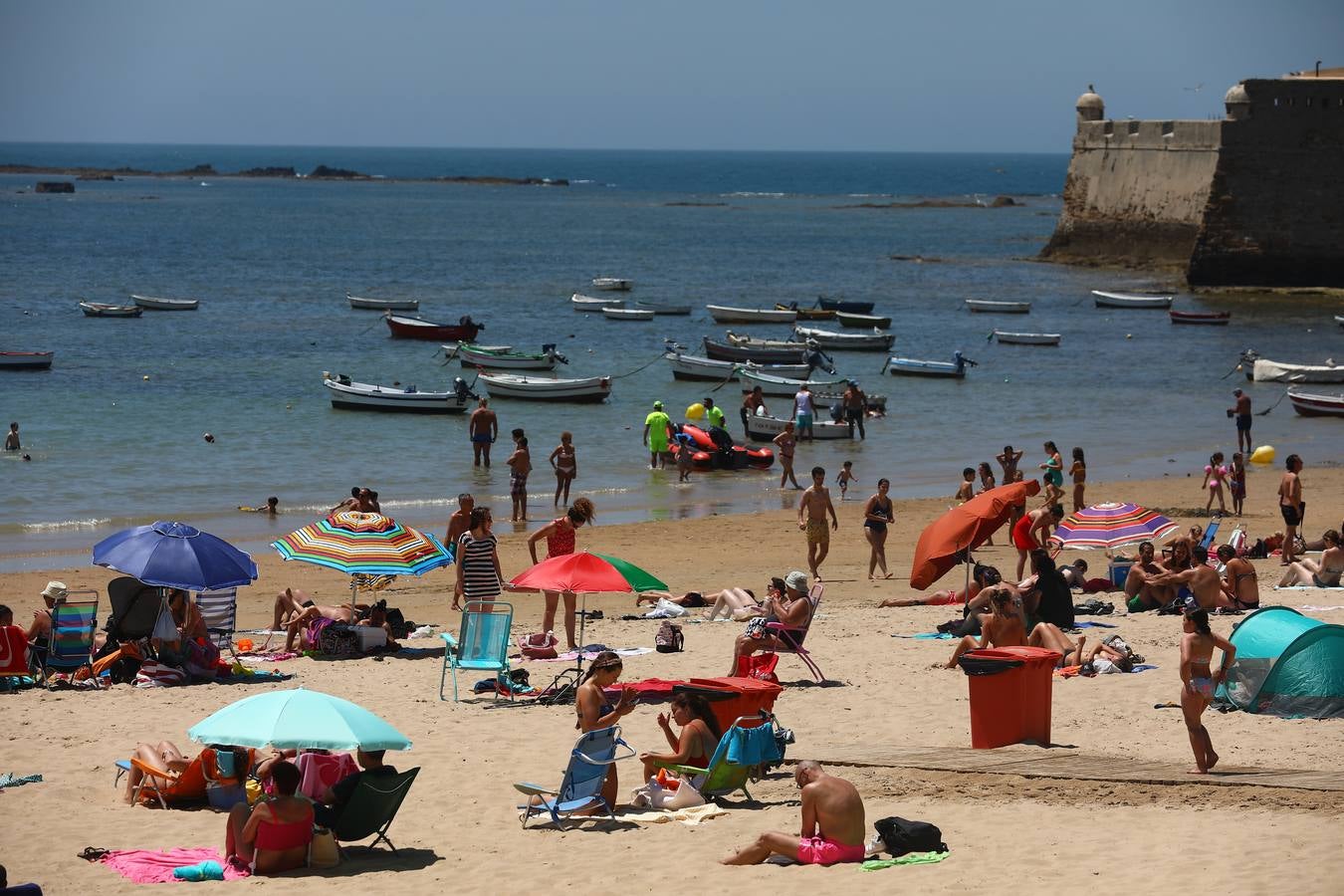 Primer fin de semana de playa veraniego en Cádiz