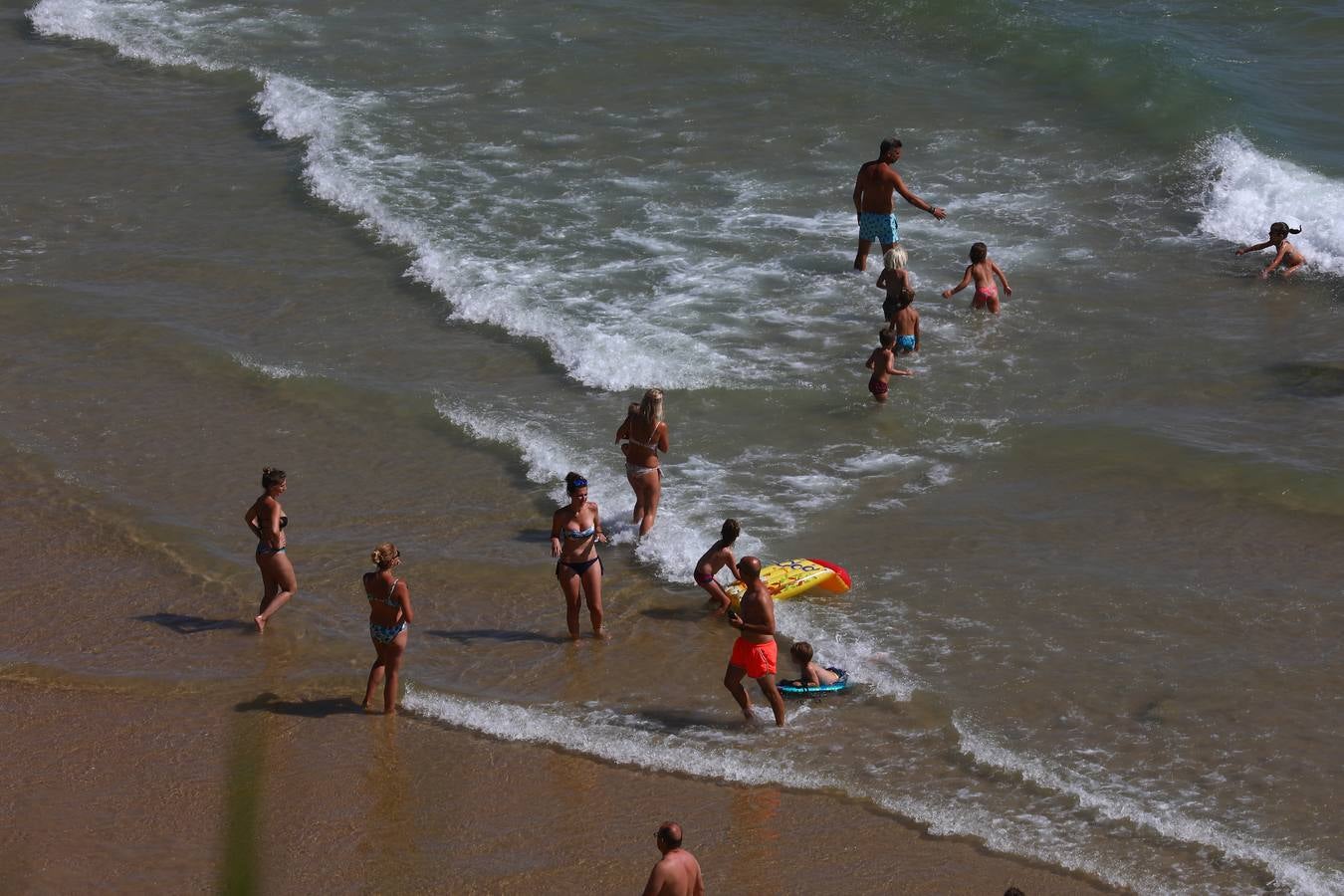 Primer fin de semana de playa veraniego en Cádiz