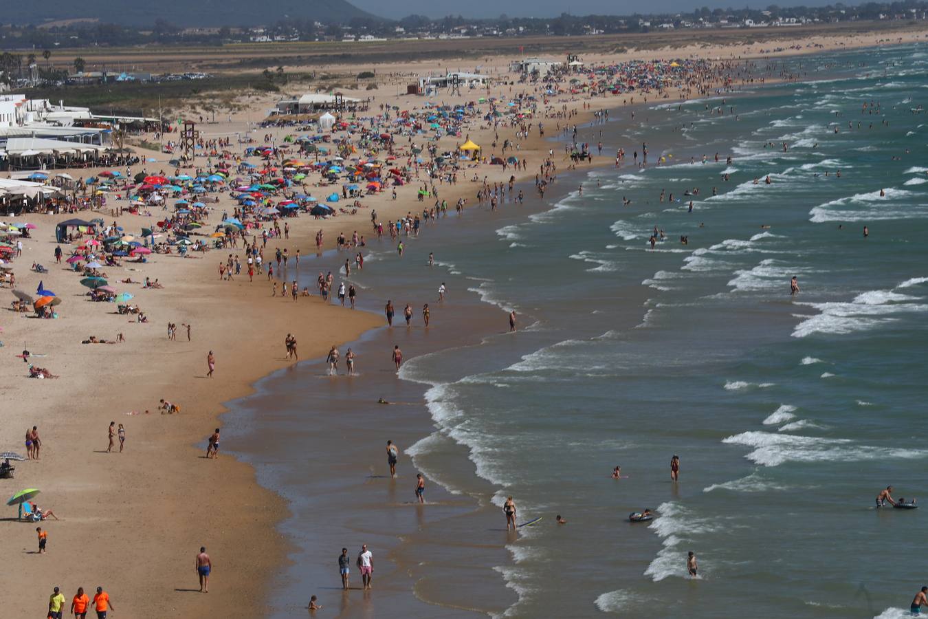 Primer fin de semana de playa veraniego en Cádiz