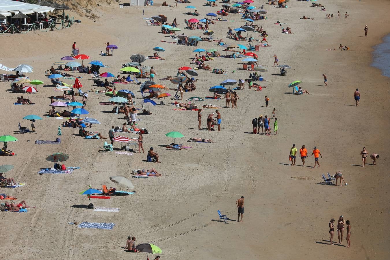 Primer fin de semana de playa veraniego en Cádiz